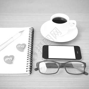 咖啡 电话 眼镜 笔记和心脏办公室桌子杯子手机红色背景图片
