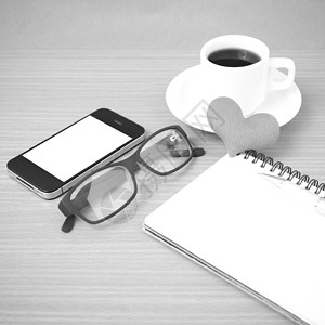 咖啡 电话 眼镜 笔记和心脏红色办公室桌子手机杯子背景图片