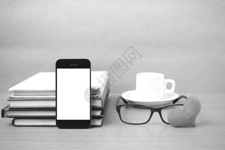 咖啡 电话 眼镜 书本和心手机桌子办公室红色杯子背景图片