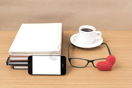 咖啡 电话 眼镜 书本和心手机桌子杯子办公室红色背景图片