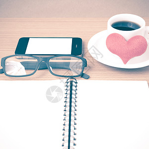 咖啡 电话 眼镜 笔记和心脏办公室杯子红色手机桌子背景图片