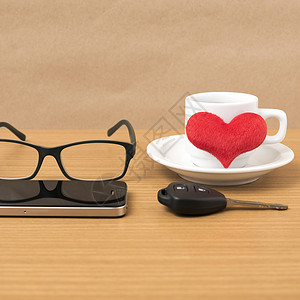 咖啡 电话 眼镜和汽车钥匙桌子礼物红色木头白色办公室背景图片