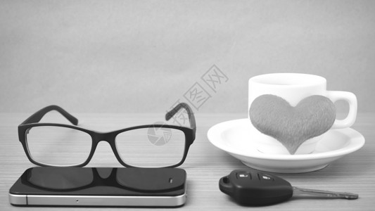 咖啡 电话 眼镜和汽车钥匙白色红色桌子办公室礼物木头背景图片