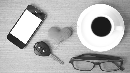 咖啡 电话 眼镜和汽车钥匙红色桌子办公室礼物木头白色背景图片