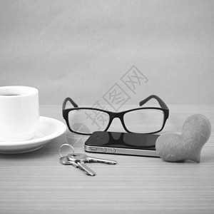 咖啡 电话 眼镜和钥匙红色礼物木头白色办公室桌子背景图片