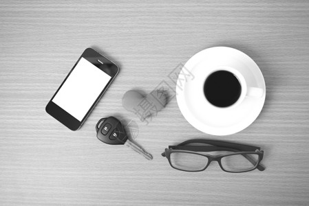 咖啡 电话 眼镜和汽车钥匙白色木头办公室桌子红色礼物背景图片