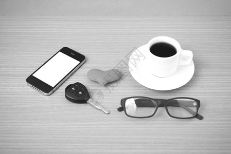 咖啡 电话 眼镜和汽车钥匙白色红色木头礼物办公室桌子背景图片