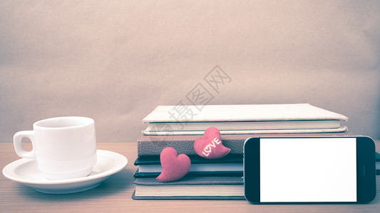 咖啡 手机 书本和心办公室桌子杯子电话红色背景图片