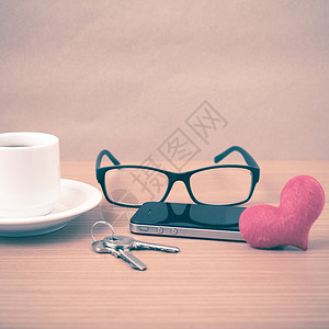 咖啡 电话 眼镜和钥匙红色白色木头办公室桌子礼物背景图片