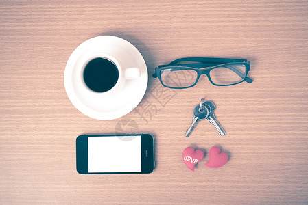 咖啡 电话 眼镜和钥匙红色礼物白色办公室桌子木头背景图片