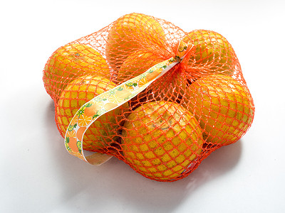 白色背景的可塑黑纸袋中的橙子高清图片