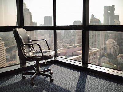 空空孤单地在办公室里工作日椅子房间建筑孤独背景图片