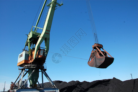 在Kolyma河港码头装煤的码头停靠货高清图片