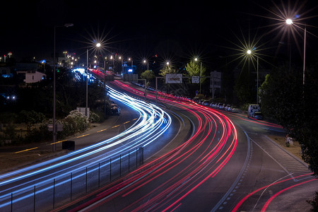 交通法晚上在法罗机场附近闪亮灯光蓝色交通城市车辆运动旅行速度飞机场红色运输背景