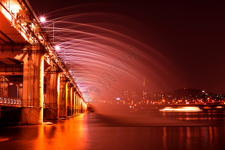 韩国首尔班波桥的彩虹喷泉秀景观吸引力娱乐喷泉展示彩虹旅游半坡旅行记录背景图片