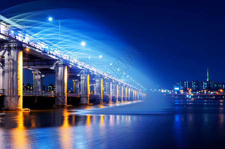 韩国首尔班波桥的彩虹喷泉秀展示旅行半坡吸引力地标场景旅游喷泉彩虹活力背景图片