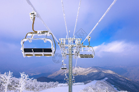 升降椅韩国冬季的雪堆覆盖着椅子升降机闲暇滑雪者娱乐索道乐趣木板休息冒险天空顶峰背景