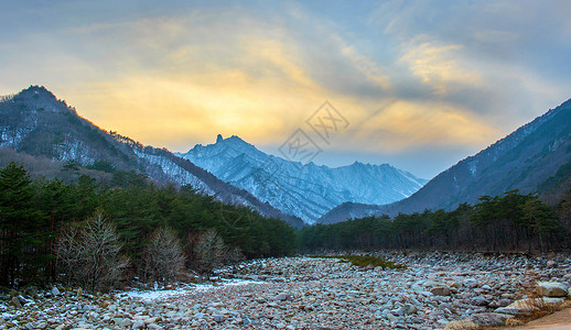 多拜名山作法师冬季的Seoraksan 韩国名山旅行民众山沟灰色峡谷晴天森林旅游棕色岩石背景