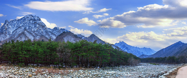 多拜名山作法师冬季Seoraksan的全景 韩国名山风景奢华岩石山沟森林旅游冒险悬崖棕色微风背景