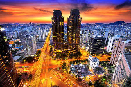 韩国夜景 晚上交通速度 在首尔的洛特高清图片