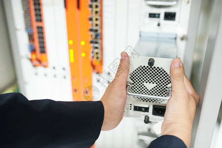 数据中心室的固定网络开关技术交换维修电缆技术员电话服务器背景图片