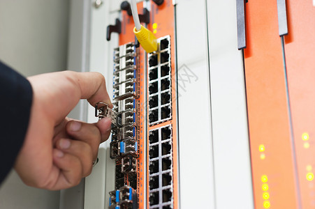 数据中心室的固定网络开关电缆电话服务器维修交换技术技术员背景