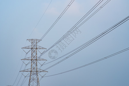 有天空背景的电传输塔危险金属活力电压工业蓝色电气网格工程环境背景图片