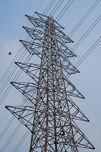电输电塔的闭合力量技术金属活力网格环境危险蓝色日落天空背景图片