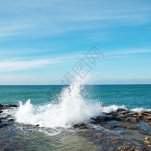 岸边的巨浪旅行热带液体乐趣蓝色管子天气冲浪力量行动高清图片