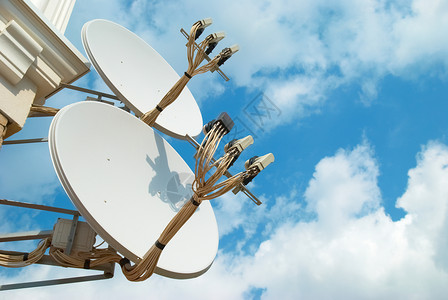 卫星天线团体电缆接待广播信号商业盘子转播蓝色卫星电视背景图片