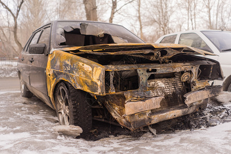 车辆火灾纵火后焚烧的汽车倾倒车辆破坏保险弯曲机废弃车祸身体残骸运输背景