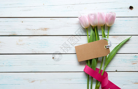 丝带标签带空白礼品标签的鲜花粉色花束玫瑰生日母亲礼物邀请函纪念日周年木头背景