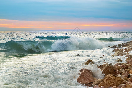 水碰撞海滩上的波浪旅行石头碰撞边缘天气假期天空泡沫海岸热带背景