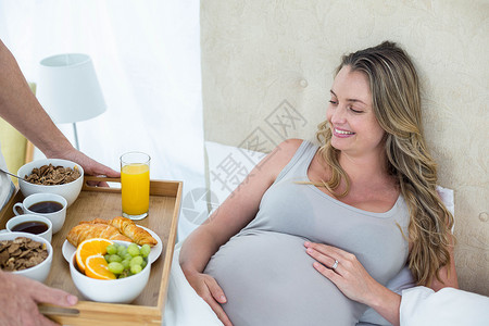床上的孕妇玻璃感情肚子腹部怀孕孕妇装喜悦住所家庭生活情人背景图片
