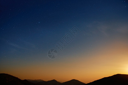 昴日落在蓝暗夜空背景