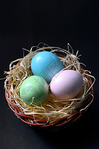 巢中的复活节蛋节日展示篮子乐趣传统条纹庆典创造力装饰品假期背景图片
