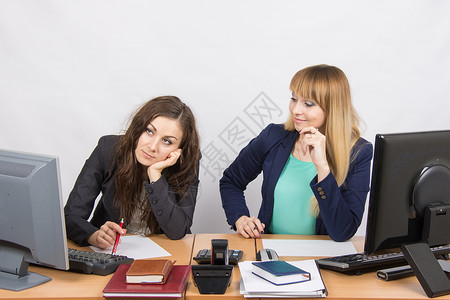 一路挺你表情包办公室里的情况 一个女孩很不高兴 其他人在你的桌面上还挺有条理的呢棕色经理情绪压力工作快乐失败打败傲慢解雇背景