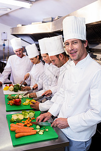 切菜厨师小组厨房同事餐厅合作切菜板商业服务台面餐饮工作背景图片