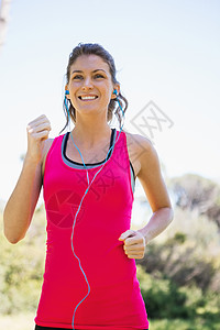 定向跑女人在听音乐时慢跑活动闲暇微笑运动途径农村娱乐性练习踪迹娱乐背景