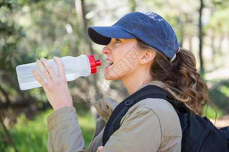请保持安静妇女饮用水背包踪迹活动衬套冒险环境冒险家途径农村绿化背景
