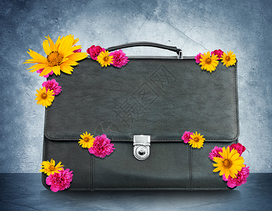 带鲜花的黑色手提箱案件灰色公文包背景旅行白色金属花朵背景图片