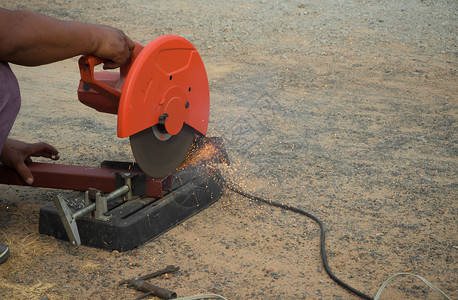 工人使用钢切割机切割钢旋转火花机器机械师工具工业工作背景图片