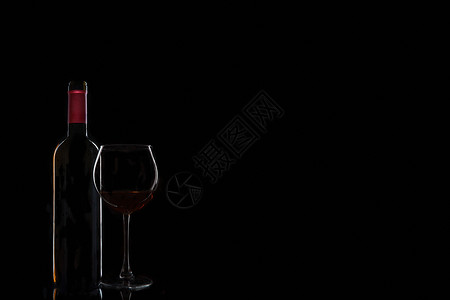 酒瓶加杯子液体工作室美食奢华瓶子酒杯派对宏观玻璃酒厂背景图片