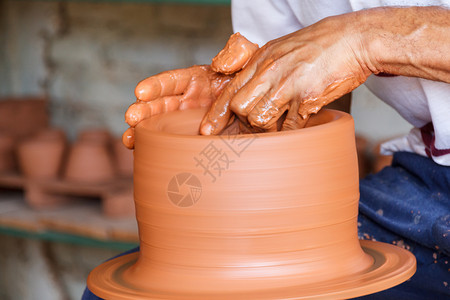 磁盘人工作时的波特黏土旅行学习艺术花瓶作坊知识陶器车轮磁盘背景