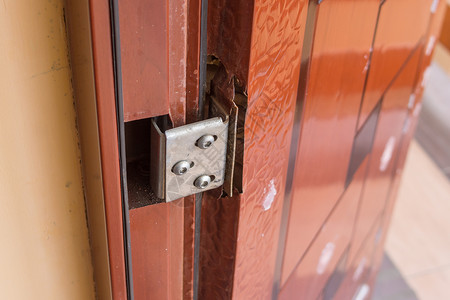 金属自锁托槽破旧的门被锁着 有便宜的背景