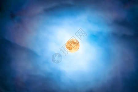 喜怒无常的阶段光夜幕透过移动的蓝云在满月中观望星星行星天文学月光天空蓝色月球场景气氛橙子背景