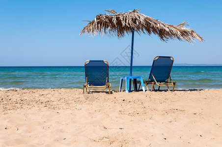 扎金索斯香蕉海滩上的阳床和草伞海岸旅行蓝色休息室闲暇海岸线旅游假期海洋太阳背景