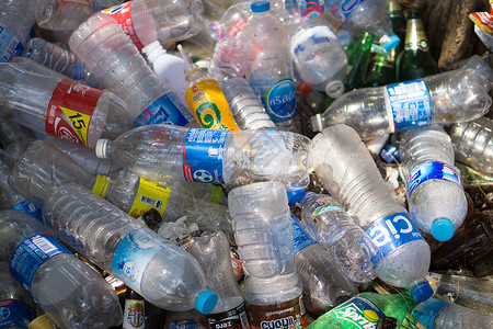 减少浪费在Rayong的塑料瓶中 塑料被收集以回收使用背景