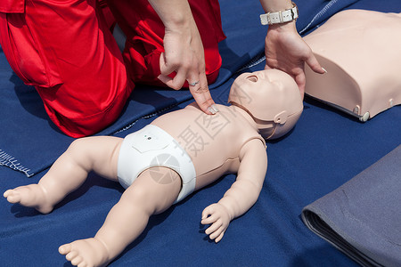 婴儿CPR假急救训练工人压力胸部考试医生救命稻草生活死亡背景图片