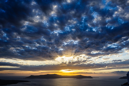 桑迪日落桑托里尼卡尔德拉海的戏剧性日落天气太阳射线蓝色地平线橙子天堂天空火山口阳光背景